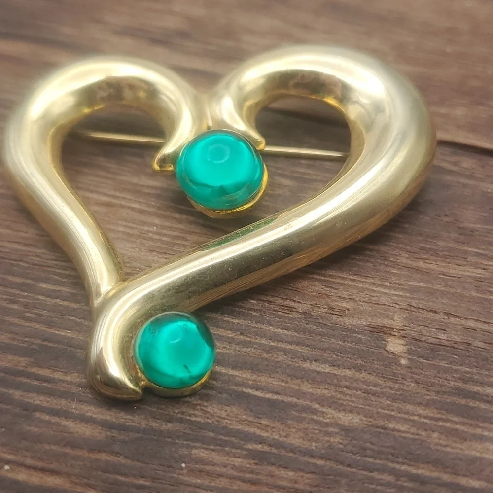 B626‎ calligraphy emerald gem heart brooch